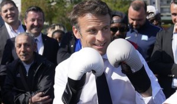 Macron : "Il propose un combat MMA à Poutine ?" Des photos du président avec ses gants de boxe suscitent l’ironie sur les réseaux sociaux