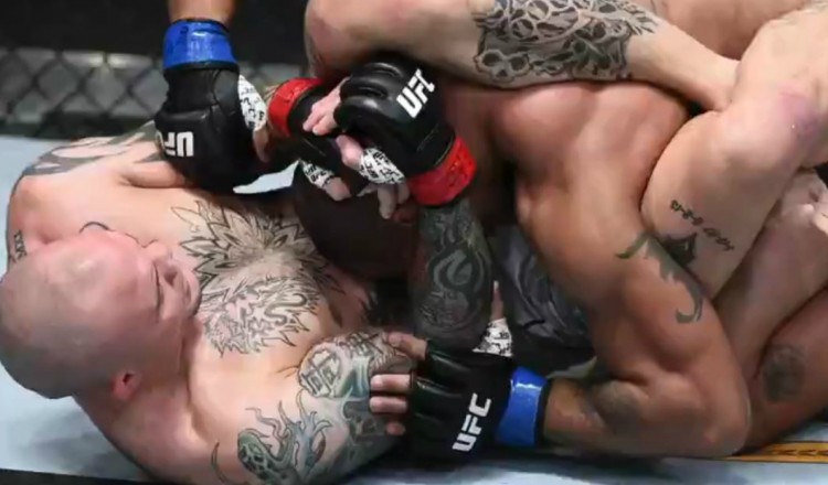 UFC: Smith étrangle Clark et retrouve la clé du succès