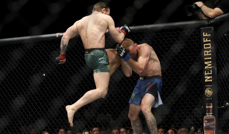 UFC: "Une incroyable performance de McGregor", apprécie Lapilus